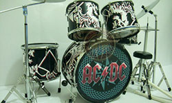 AC/DC drum set miniature, Dark view drum ste AC/DC
